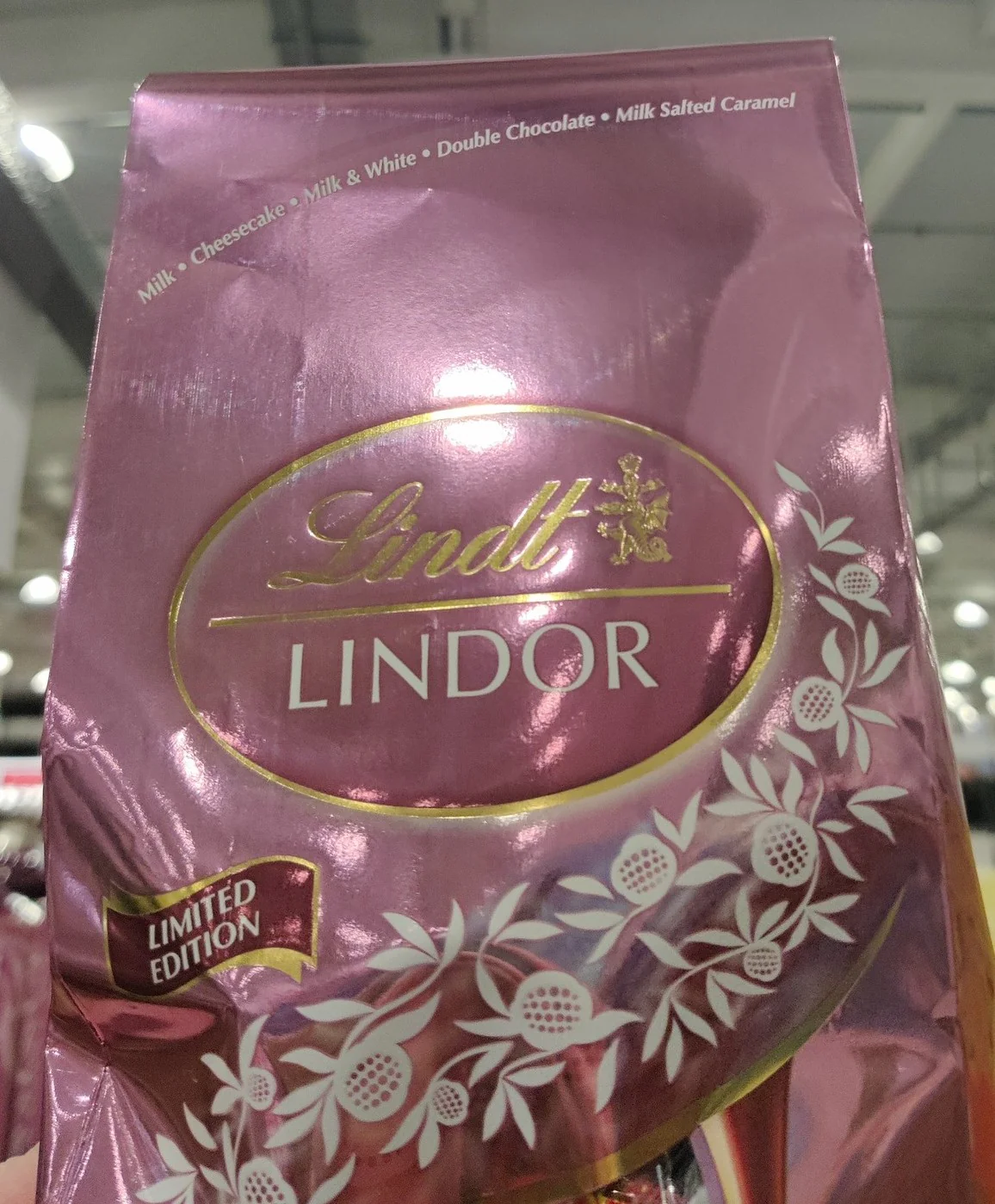 LINDT LINDOR ASSORTED PINK BAG 606G